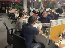 苏宁遭遇竞争对手强劲攻势，凭借团队合作获胜