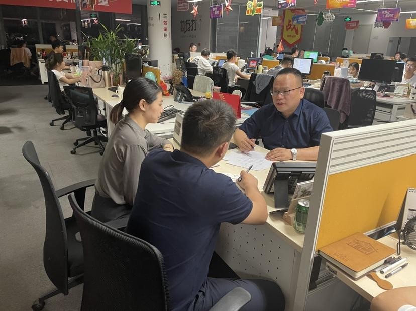 苏宁遭遇竞争对手强劲攻势，凭借团队合作获胜  第1张